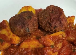 Κεφτεδάκια με πατάτες και σάλτσα