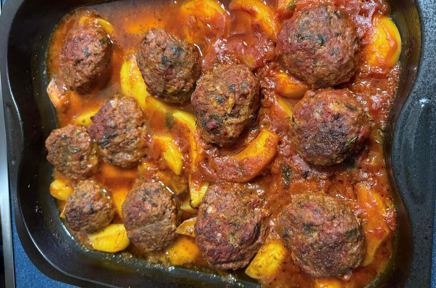 Κεφτεδάκια με πατάτες και σάλτσα