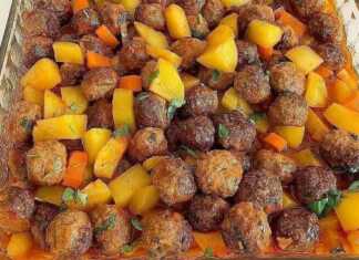 Ταψί με σειρές από ροδοκοκκινισμένα κεφτεδάκια ανάμεσα σε ψητές πατάτες και καρότα περιχυμένα με κόκκινη σάλτσα