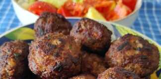 Χρυσαφένιοι κεφτέδες που τηγανίζονται σε ένα τηγάνι.