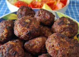 Χρυσαφένιοι κεφτέδες που τηγανίζονται σε ένα τηγάνι.