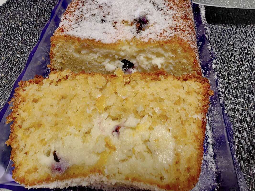 Κέικ με μήλα και κρέμα τυριου με φρούτα του δάσους