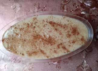 Η ζεστή Κρέμα Τραχανά με Πορτοκάλι σερβιρισμένη με κανέλα