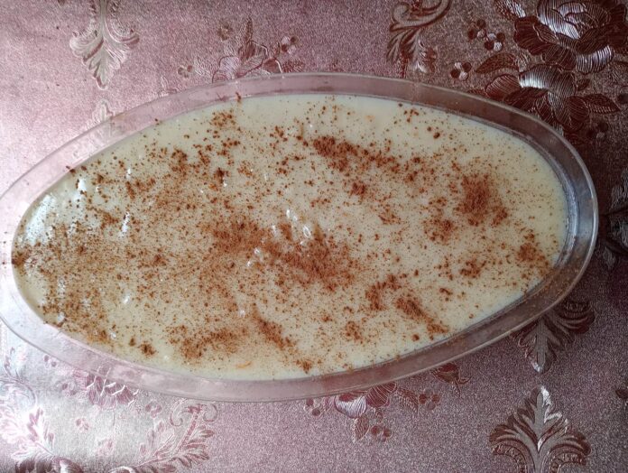 Η ζεστή Κρέμα Τραχανά με Πορτοκάλι σερβιρισμένη με κανέλα