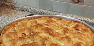 Χρυσαφένια Μακαρονόπιτα με ζαγορίσιο φύλλο, κομμένη σε κομμάτια, σε ταψί