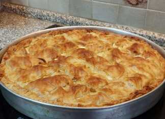 Χρυσαφένια Μακαρονόπιτα με ζαγορίσιο φύλλο, κομμένη σε κομμάτια, σε ταψί