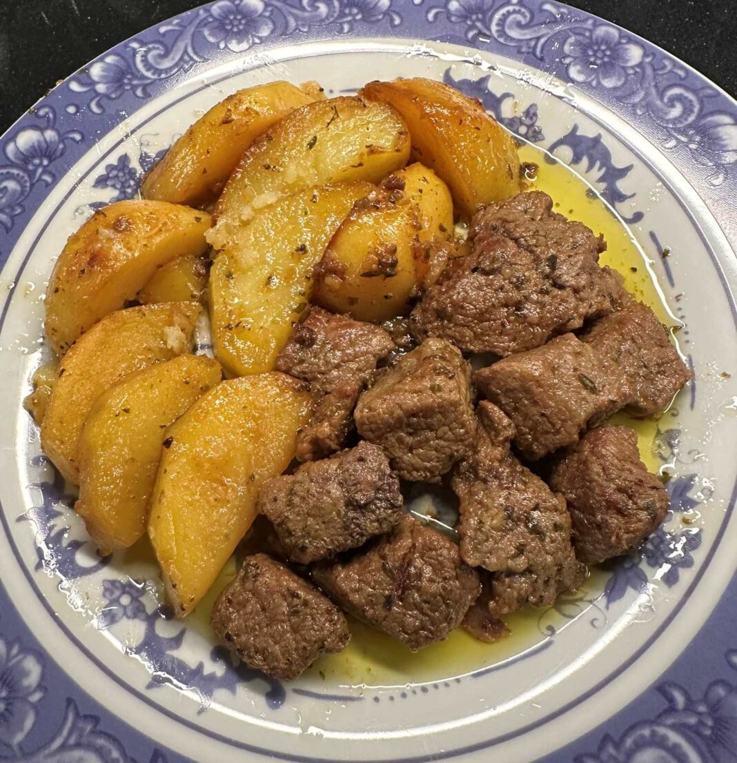 Μοσχάρι λαδορίγανη με πατάτες σε πήλινο σκεύος