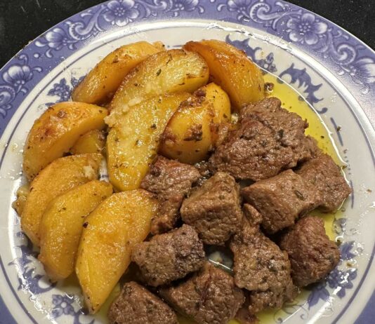 Ζουμερό μοσχαράκι λαδορίγανη σε πιατέλα μαζί με χρυσαφένιες πατάτες φούρνου που έχουν μελώσει μέσα στη σάλτσα του κρέατος