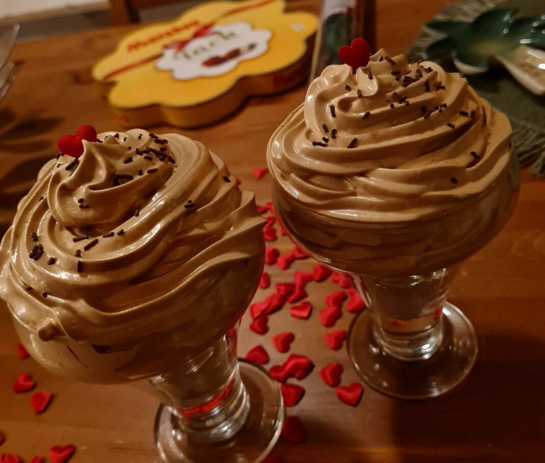 Μους καφέ με Γεύση φουντουκιού