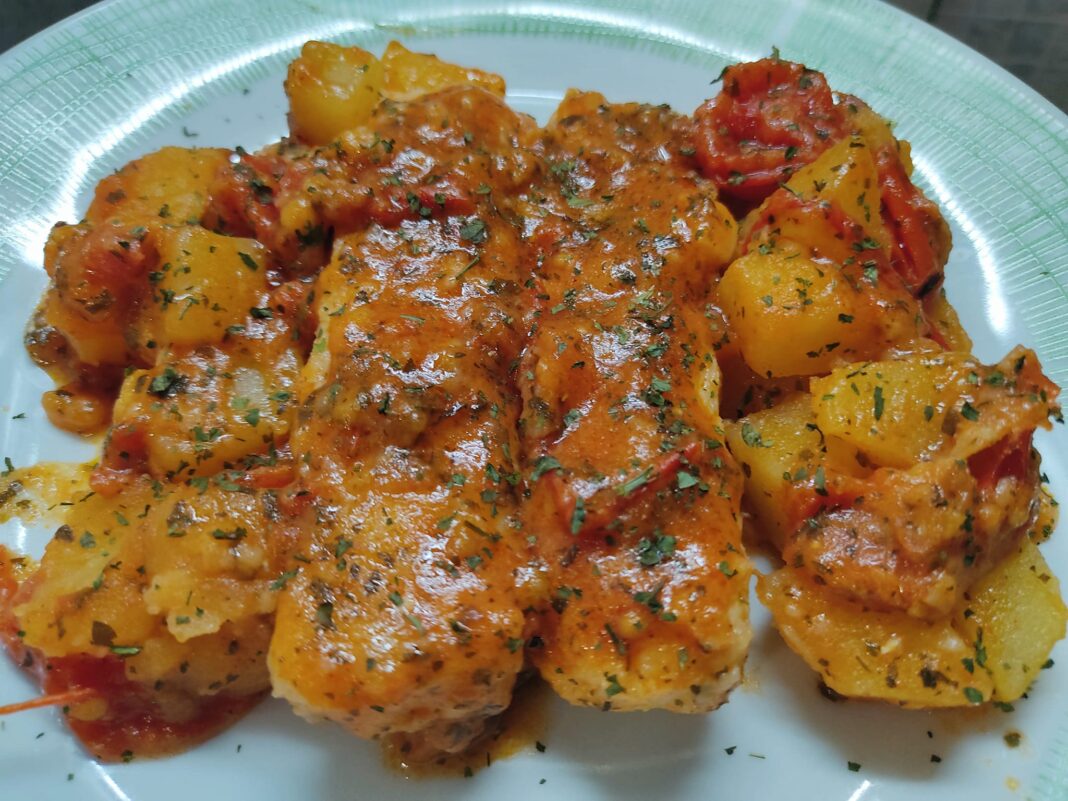 mpakaliaros me ntomata kai patates Μπακαλιάρος κοκκινιστός