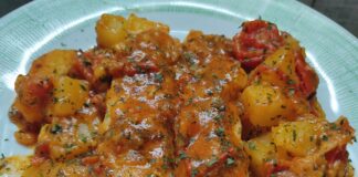 Λαχταριστός μπακαλιάρος με πατάτες και κόκκινη σάλτσα και ντοματινια Μπακαλιάρος κοκκινιστός