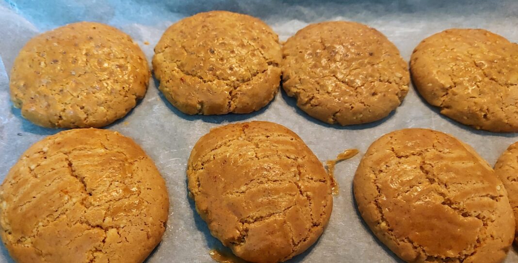 Μπισκοτάκια με καρύδι και πορτοκάλι.