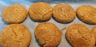 Μπισκοτάκια με καρύδι και πορτοκάλι.