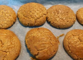 Μπισκοτάκια με καρύδι και πορτοκάλι.