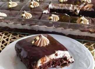 Πάστα ταψιού με κρέμα σαντιγί και γκανάς σοκολάτας, κομμένη σε τετράγωνα κομμάτια.