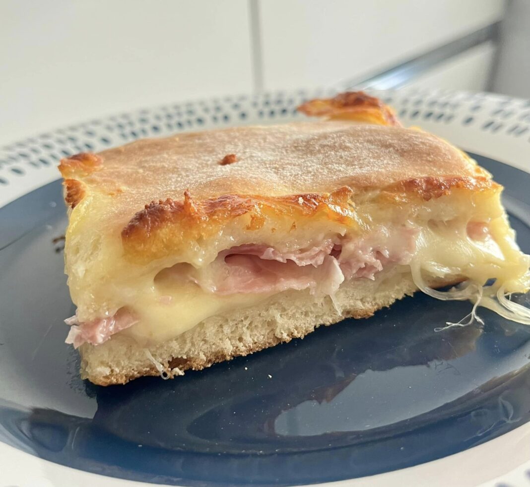 Πίτα γεμιστή με ζαμπόν και μοτσαρέλα