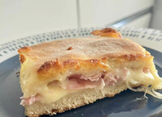 Πίτα γεμιστή με ζαμπόν και μοτσαρέλα