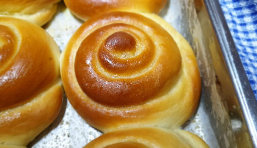 psomakia me krema Γλυκά ρολά με με ή χωρίς κρέμα πατισερί