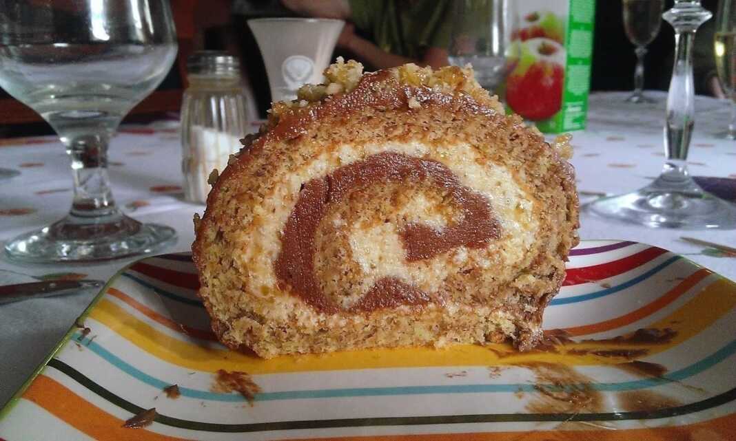 Ρολό με κρεμα σοκολάτα και καλαμελωμένα καρύδια