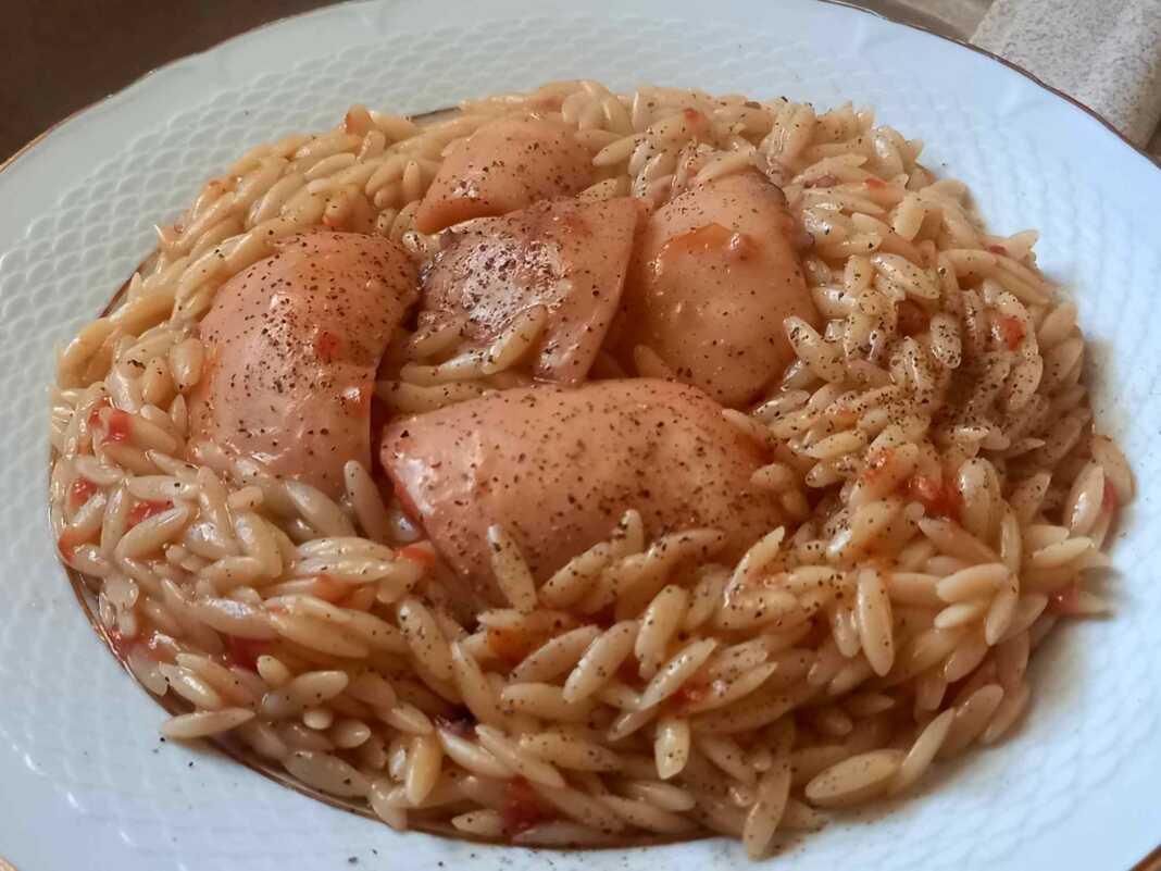 Σουπιές κοκκινιστές με κριθαράκι