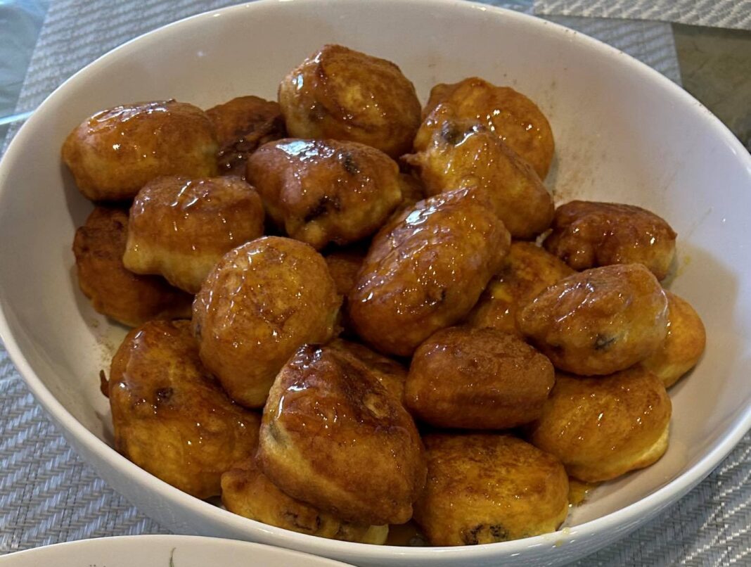 tiganites me stafides1 Ένα πιάτο γεμάτο με χρυσαφένιες Τηγανίτες με Σταφίδες, πασπαλισμένες με μέλι και κανέλα