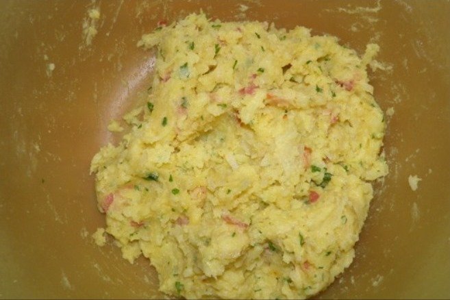 τηγανίτες πατάτας με κρεμμυδάκι και μπέικον