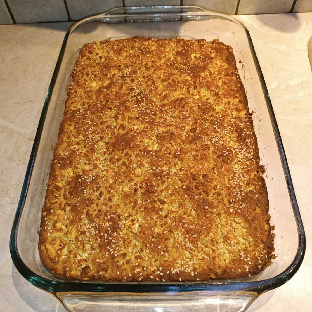 tiropita Τυρόπιτα χωρίς φύλλο: αφράτη και ζεστή με φέτα στην επιφάνεια.