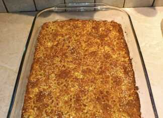 Τυρόπιτα χωρίς φύλλο: αφράτη και ζεστή με φέτα στην επιφάνεια.