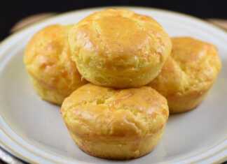 Χρυσαφένια και φουσκωτά τυροπιτάκια μέσα σε θήκες για μάφινς πασπαλισμένα με τριμμένο τυρί