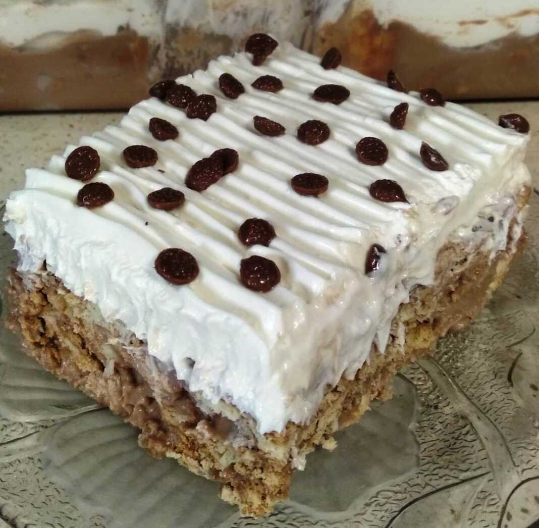 Κομμάτι από Τούρτα Κατσαρόλας, που δείχνει τις στρώσεις μπισκότων, κρέμας σοκολάτας και σαντιγύ.