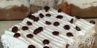 Κομμάτι από Τούρτα Κατσαρόλας, που δείχνει τις στρώσεις μπισκότων, κρέμας σοκολάτας και σαντιγύ.