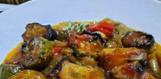 Ένα πιατο με ζεστό τουρλού γεμάτο πολύχρωμα λαχανικά σε σάλτσα ντομάτας.