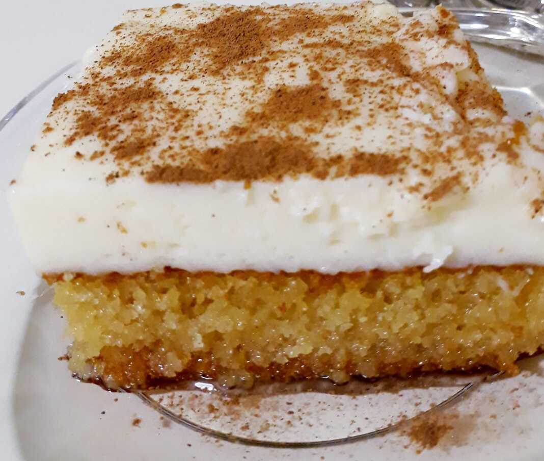 Ένα ολόκληρο κομμάτι από Βυζαντινό γλυκό, με στρώσεις σιμιγδαλένιας βάσης, σιροπιού και κρέμας, πασπαλισμένο με κανέλα