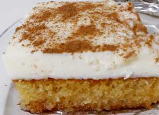 Ένα ολόκληρο κομμάτι από Βυζαντινό γλυκό, με στρώσεις σιμιγδαλένιας βάσης, σιροπιού και κρέμας, πασπαλισμένο με κανέλα