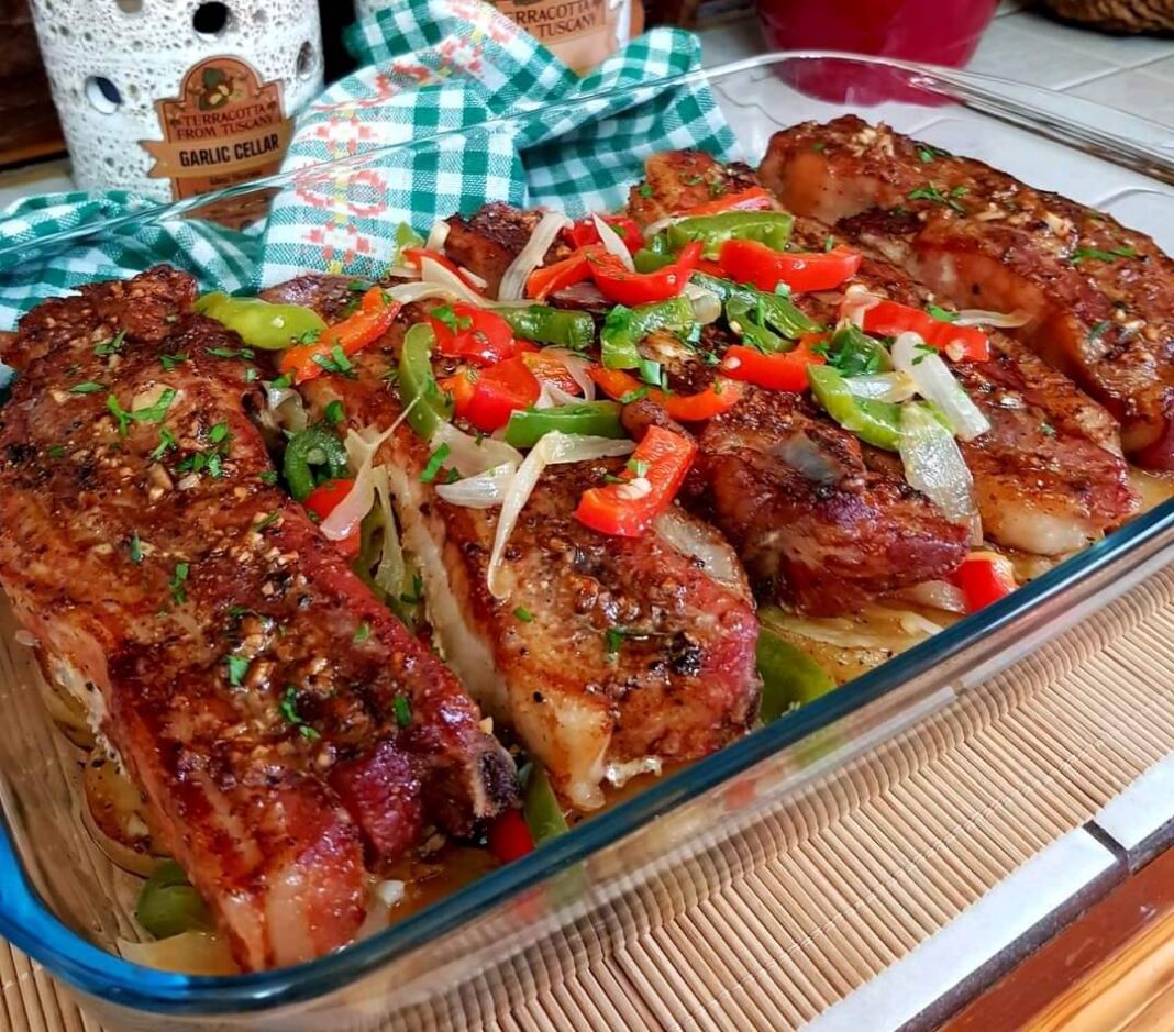 xoirines Pansetes Ζουμερές χοιρινές πανσέτες φούρνου με πατάτες, κρεμμύδια και πιπεριές, σε πυρέξ