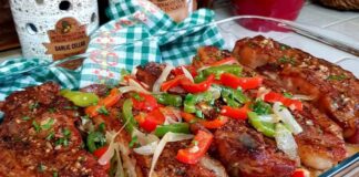 Ζουμερές χοιρινές πανσέτες φούρνου με πατάτες, κρεμμύδια και πιπεριές, σε πυρέξ