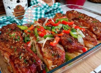 Ζουμερές χοιρινές πανσέτες φούρνου με πατάτες, κρεμμύδια και πιπεριές, σε πυρέξ