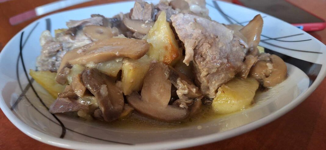 χοιρινό λεμονάτο με πατάτες και μανιτάρια