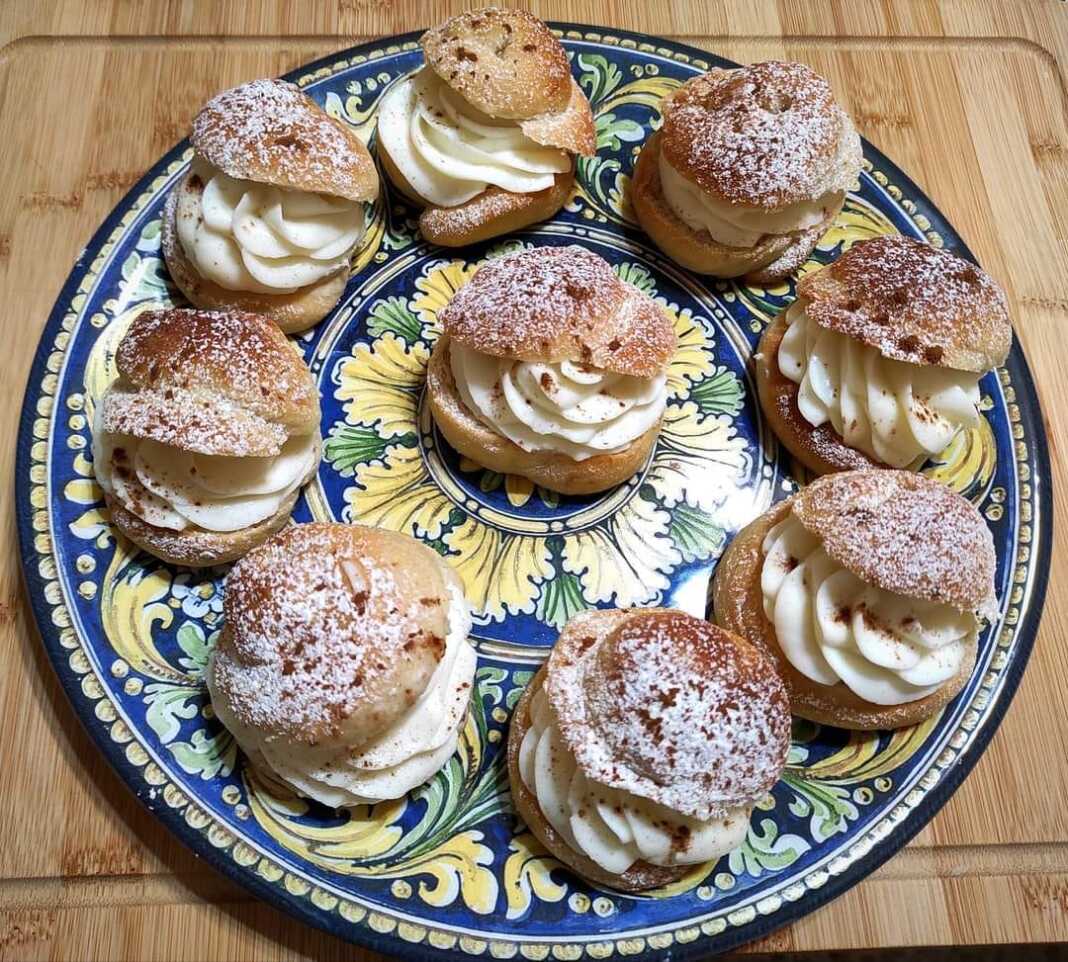 bansCream μίνι τσουρεκάκια με κρέμα αμυγδάλου