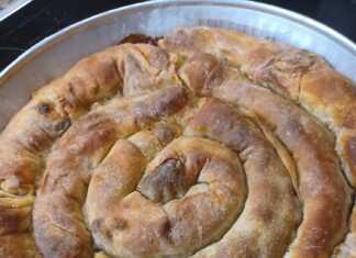 Ενα ταψί χρυσαφένιας γλυκιάς κολοκυθόπιτας