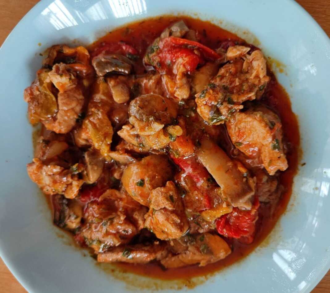 Χοιρινό με πιπεριές και κρεμμύδια