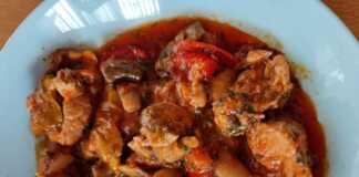 Χοιρινό με πιπεριές και κρεμμύδια