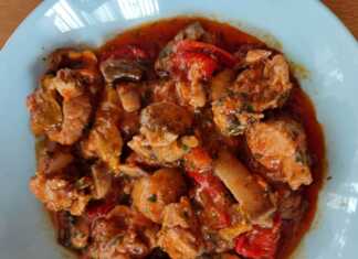 Χοιρινό με πιπεριές και κρεμμύδια