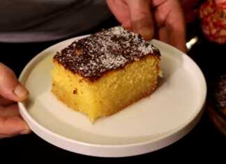 Κομμάτια από σιροπιαστό κέικ ινδοκάρυδο πασπαλισμένα με λευκή καρύδα μέσα σε γυάλινο πυρέξ