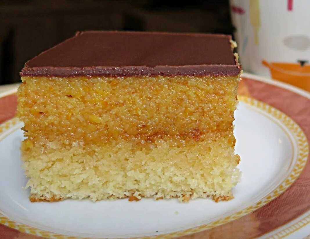 Γλυκό Βανίλια Πορτοκάλι Σοκολάτα, κομμένο σε τετράγωνα.