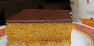 Γλυκό Βανίλια Πορτοκάλι Σοκολάτα, κομμένο σε τετράγωνα.