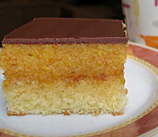 Γλυκό Βανίλια Πορτοκάλι Σοκολάτα, κομμένο σε τετράγωνα.