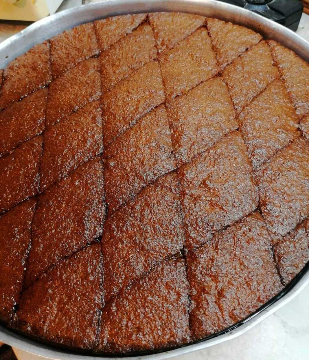 Μελαχρινή με Καρύδια