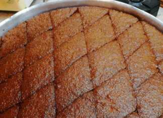 Ένα ζουμερό κομμάτι μελαχρινής με καρύδια γαρνιρισμένο με ολόκληρα καρύδια και αρωματισμένο με κανέλα και γαρύφαλλο