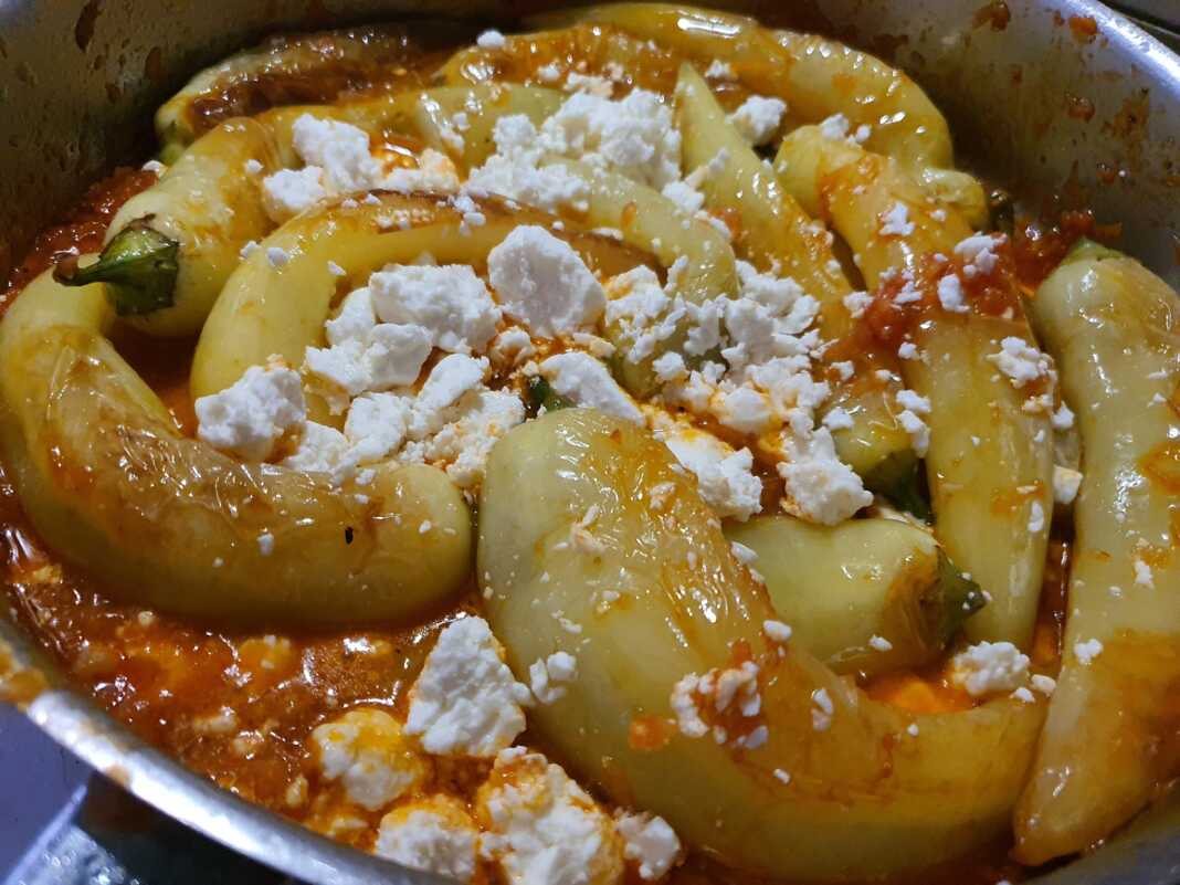 Πιπεριές με σάλτσα ντομάτας και φέτα